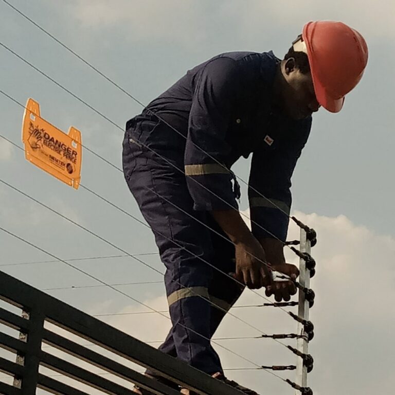 Montaje de poste para instalación de cerca eléctrica